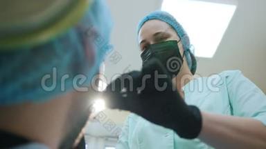 口腔医生和牙科办公室的病人，检查和检查口腔，准备治疗，
